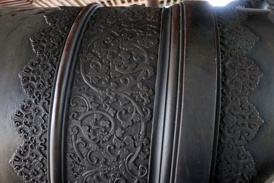 Những họa tiết tinh xảo, mềm mại được trang trí trên thân súng. (Ảnh: Đỗ Trưởng/TTXVN)