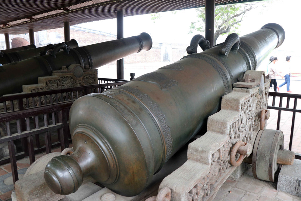 Khẩu súng thần công được đặt nằm trên một giá súng bằng gỗ lim vững chắc. (Ảnh: Đỗ Trưởng/TTXVN)