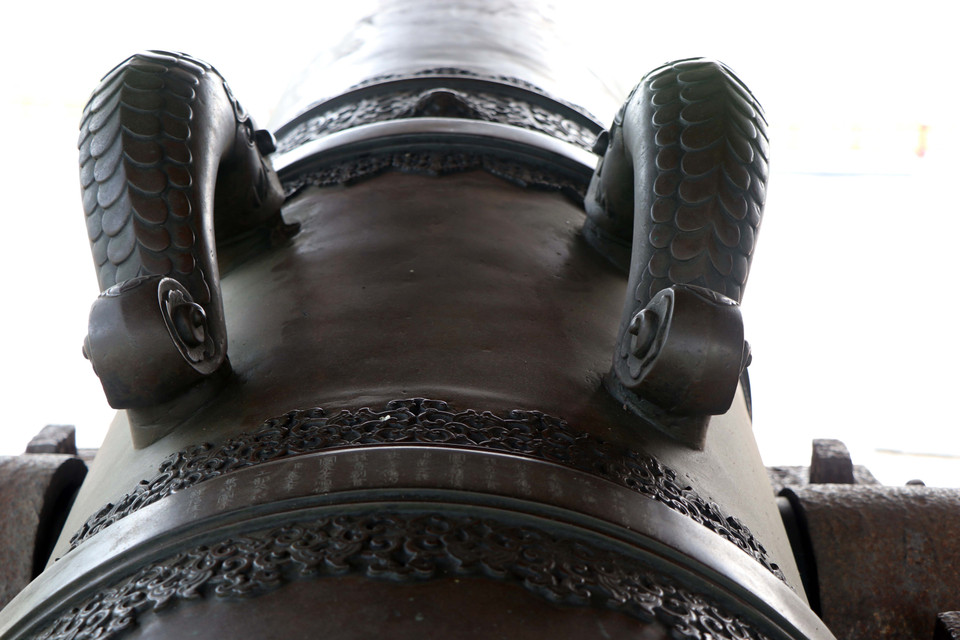 2 quai súng thần công được chế tác tinh xảo, mềm mại. (Ảnh: Đỗ Trưởng/TTXVN)