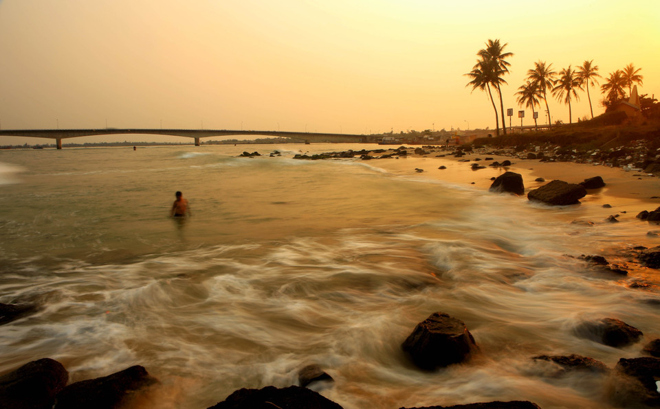 Những bãi đá lấn dài ra biển ở hai bên bãi tắm Cửa Tùng.(Ảnh: Hồ Cầu/TTXVN)