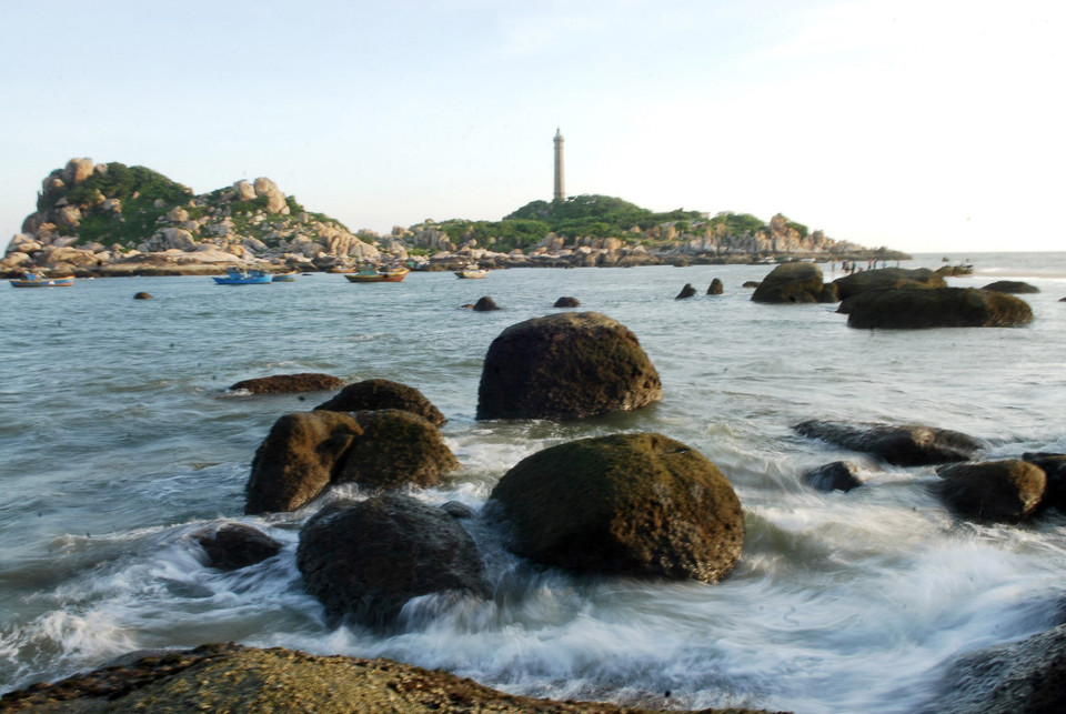 Mũi Kê Gà, thuộc xã Tân Thành, huyện Hàm Thuận Nam (tỉnh Bình Thuận) có vẻ đẹp hoang sơ, bình dị, với bãi đá nhấp nhô chạy dài ven biển; đặc biệt có ngọn hải đăng cao 70m được xây dựng từ thời Pháp, được xem là cao nhất Việt Nam. (Ảnh: Mạnh Linh/TTXVN)