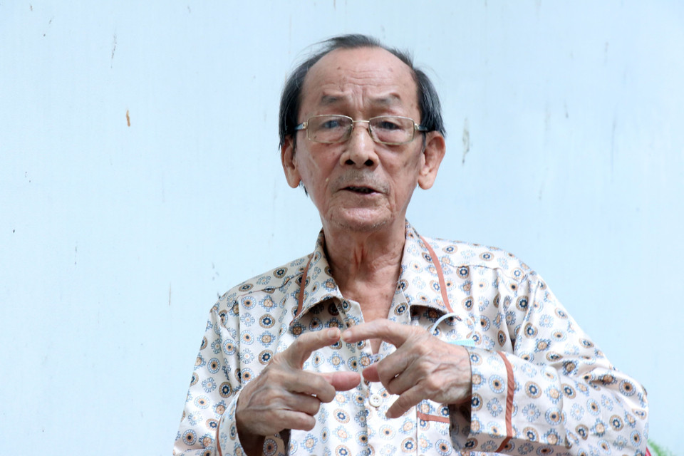 Ông Trần Trung Đệ, nguyên Thiếu úy, sỹ quan Ban Chính trị, đoàn Chính phủ Cách mạng Lâm thời miền Nam Việt Nam hồi tưởng thời gian sống, chiến đấu tại trại Davis. (Ảnh: Xuân Khu/TTXVN)