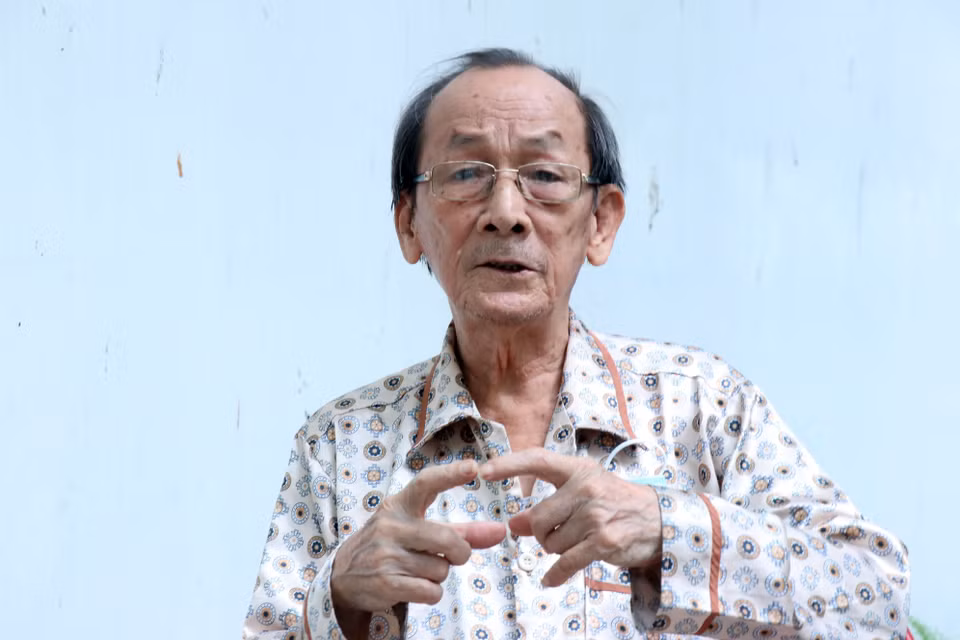 Ông Trần Trung Đệ, nguyên Thiếu úy, sỹ quan Ban Chính trị, đoàn Chính phủ Cách mạng Lâm thời miền Nam Việt Nam hồi tưởng thời gian sống, chiến đấu tại trại Davis. (Ảnh: Xuân Khu/TTXVN)