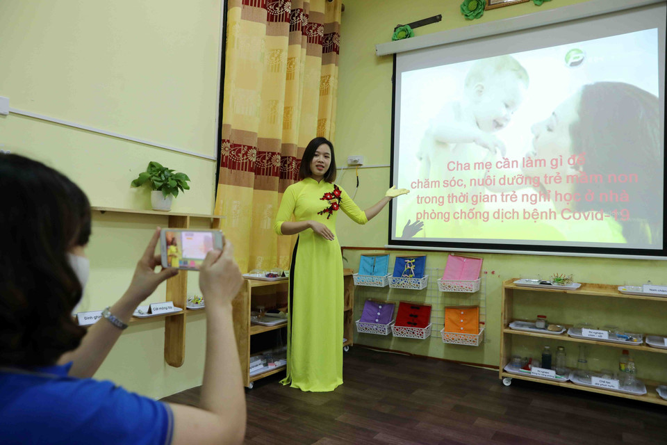 Giáo viên vận dụng khéo léo đưa vào những lời kêu gọi sự chung tay của phụ huynh học sinh trong việc đồng hành với giáo viên rèn con trong thời gian con nghỉ học. (Ảnh: Thanh Tùng/TTXVN)