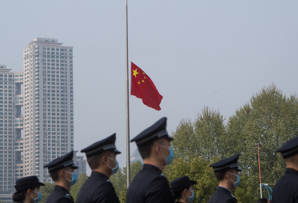 Treo cờ rủ trong lễ quốc tang tưởng nhớ các liệt sỹ và bệnh nhân tử vong vì đại dịch COVID-19, ở Vũ Hán, tỉnh Hồ Bắc, Trung Quốc ngày 4/4/2020. (Nguồn: THX/TTXVN)