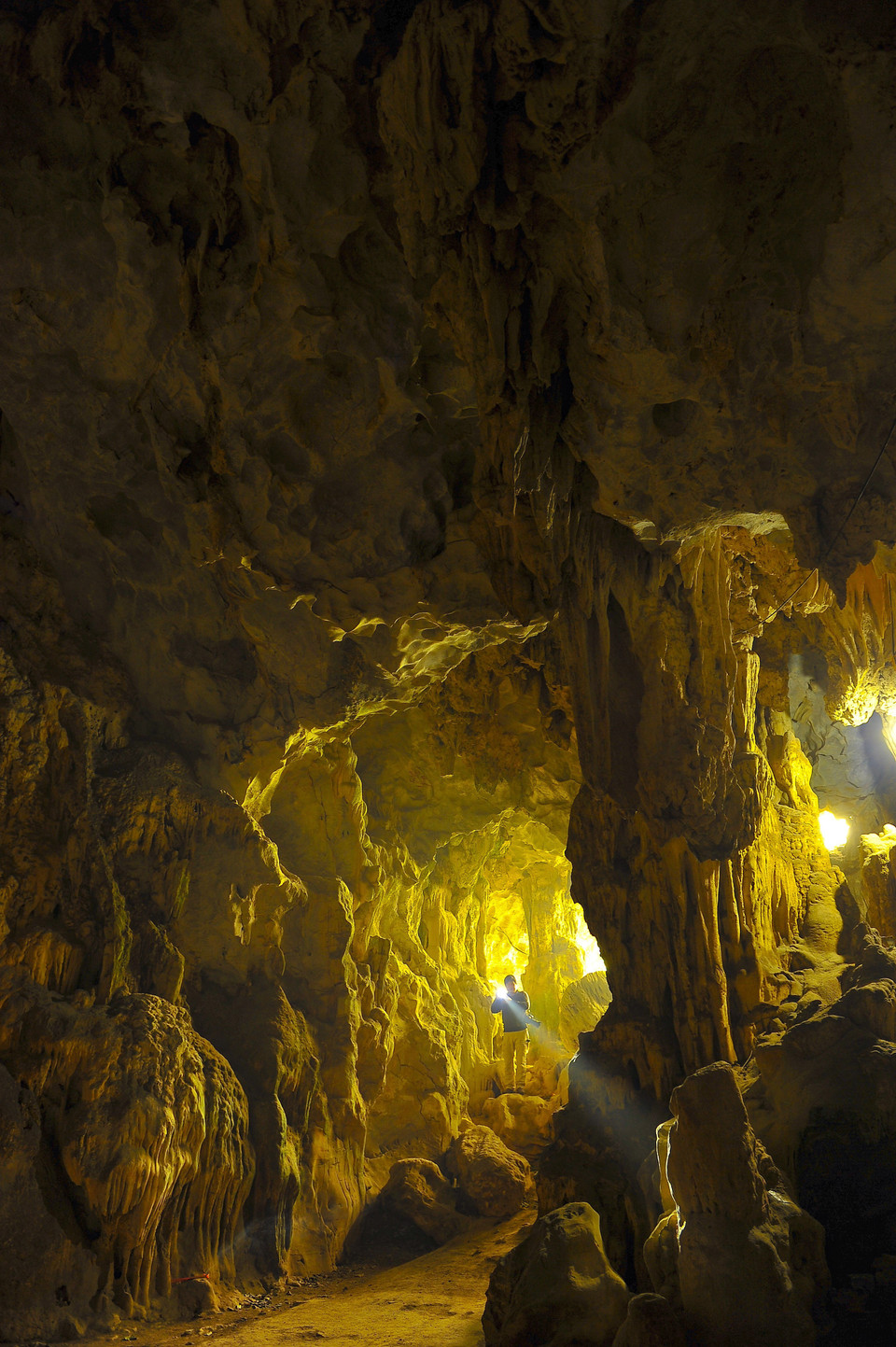Hang tối với vẻ đẹp của vô vàn nhũ và cột đá. (Ảnh: Minh Đức/TTXVN)