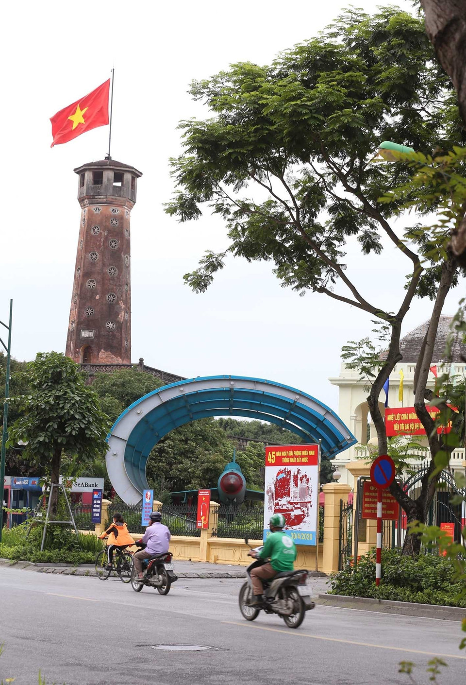 Bảo tàng Lịch sử quân sự Việt Nam trên đường Điện Biên Phủ, quận Ba Đình được trang hoàng băngrôn. (Ảnh: Anh Tuấn/TTXVN)