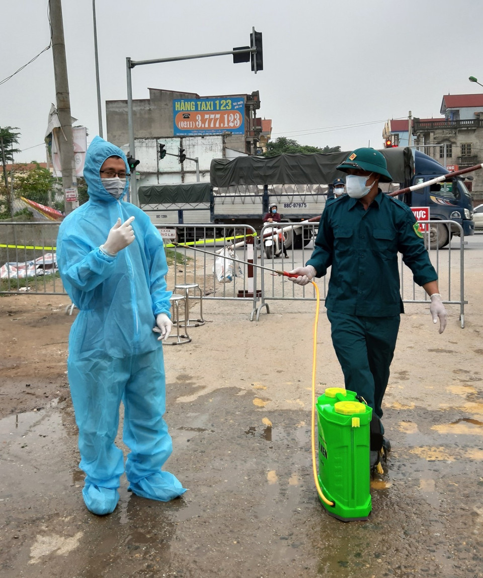 Phóng viên Danh Lam, Ban Biên tập Ảnh tại vùng dịch thôn Hạ Lôi, xã Mê Linh (Hà Nội). (Nguồn: TTXVN)