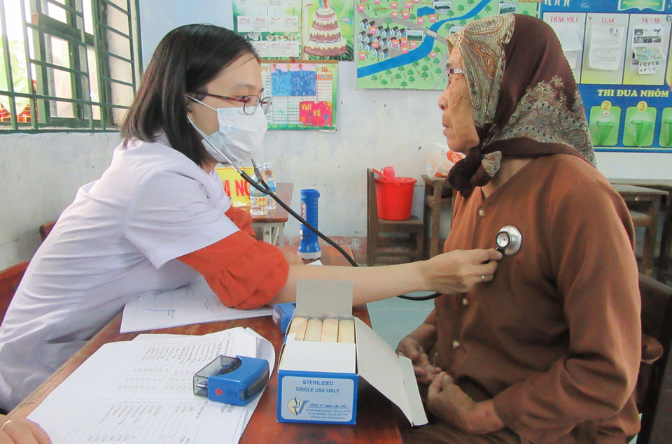 Bác sỹ khám bệnh, tư vấn sức khỏe cho người dân xã Phước Nam, huyện Thuận Nam, tỉnh Ninh Thuận. (Ảnh: Nguyễn Thành/TTXVN)