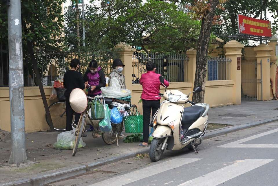 Vẫn còn tình trạng bán hàng rong trên phố Thợ Nhuộm. (Ảnh: Ngọc Hà/TTXVN)