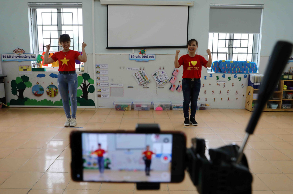 Các video được gửi về cho gia đình của trẻ, đồng nghĩa với giáo viên đang được trình diễn cho rất nhiều người cùng xem nên trang phục, lời ăn tiếng nói phải đúng mực và dễ hiểu. (Ảnh: Thanh Tùng/TTXVN)