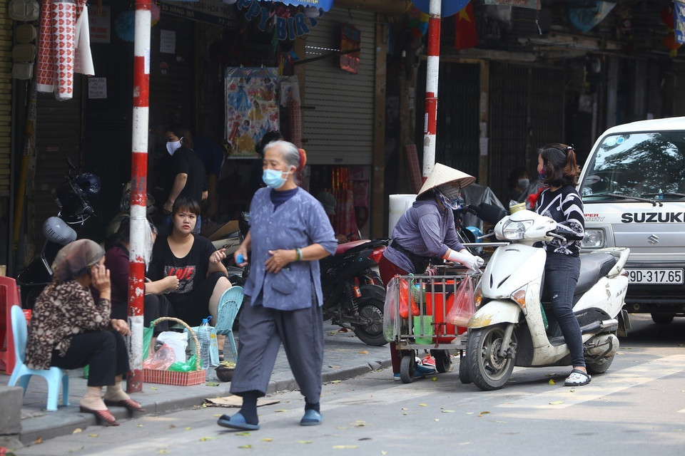 Người dân chủ quan không đeo khẩu trang và tập trung đông người. (Ảnh: Minh Quyết/TTXVN)