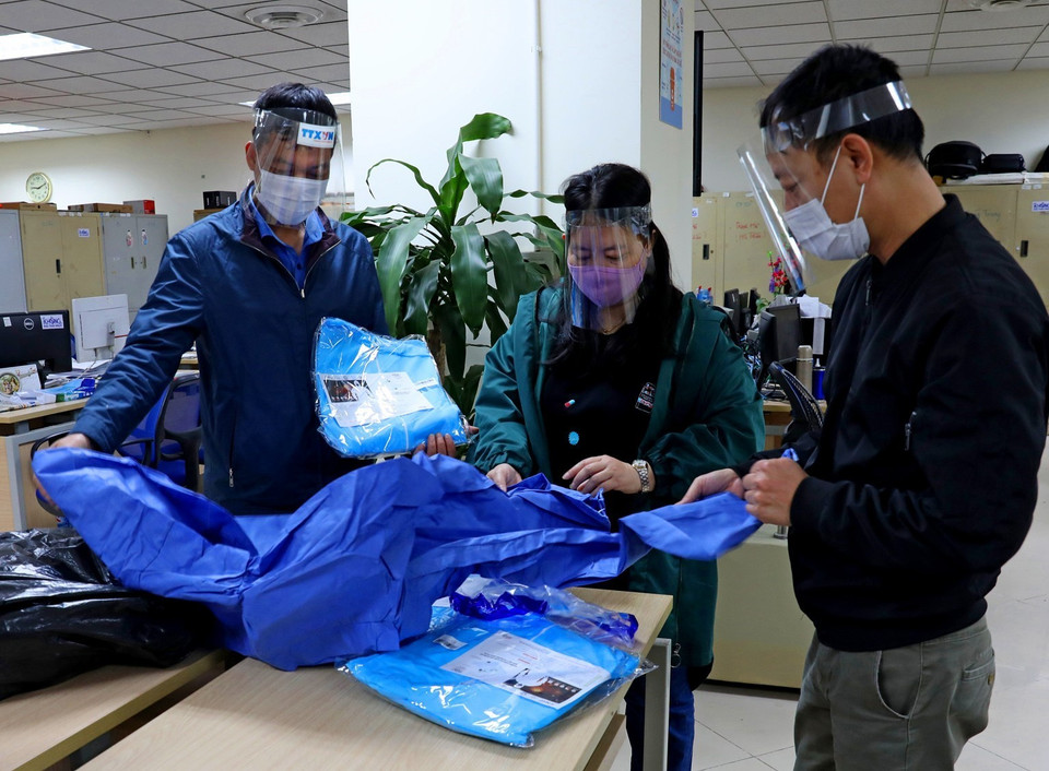 Trang thiết bị bảo hộ phòng chống lây nhiễm luôn được Ban Biên tập Ảnh - TTXVN cập nhật, bổ sung để trang bị đầy đủ cho phóng viên - Biên tập viên. Ảnh: Ngọc Hà - TTXVN
