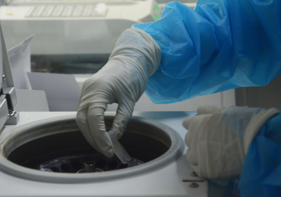 Công đoạn xét nghiệm của các y, bác sỹ. (Ảnh: Văn Dũng/TTXVN)