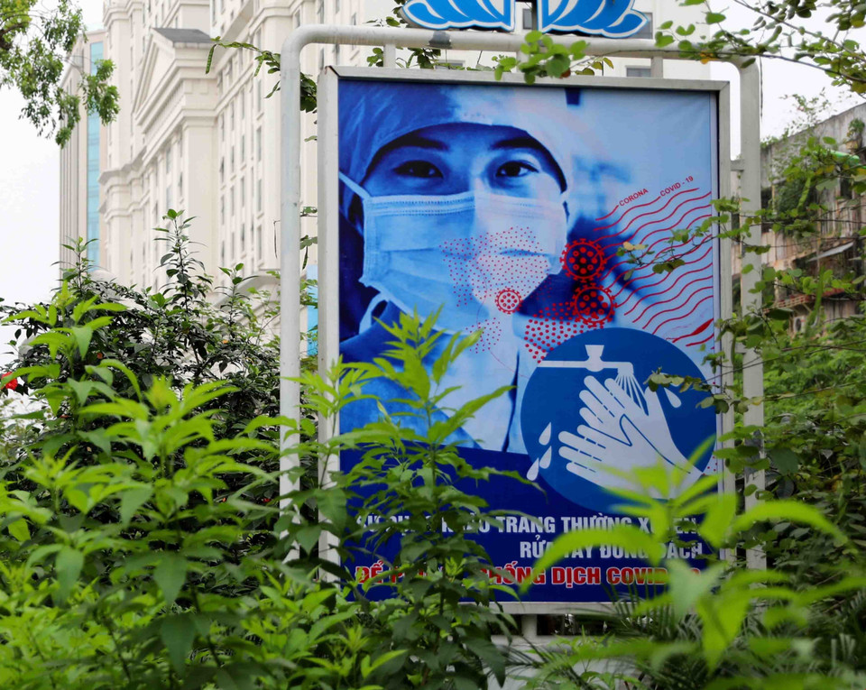 Tranh cổ động đặt trên phố Giảng Võ. (Ảnh: Thanh Tùng/TTXVN)