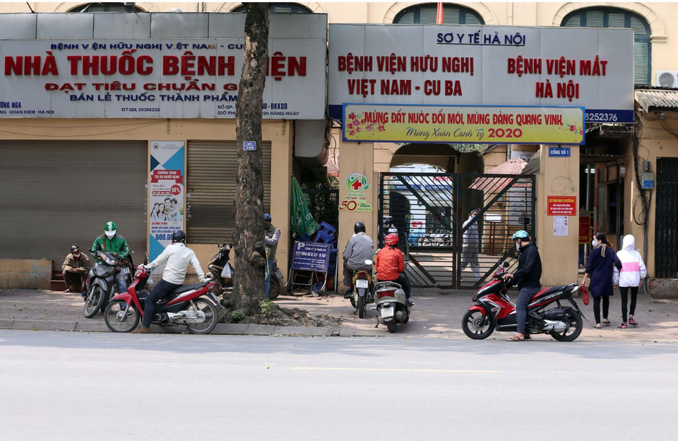 Cảnh tụ tập đông người không đúng giãn cách xã hội trước cổng Bệnh viện Hữu nghị Việt Nam-Cu Ba. (Ảnh: Anh Tuấn/TTXVN)