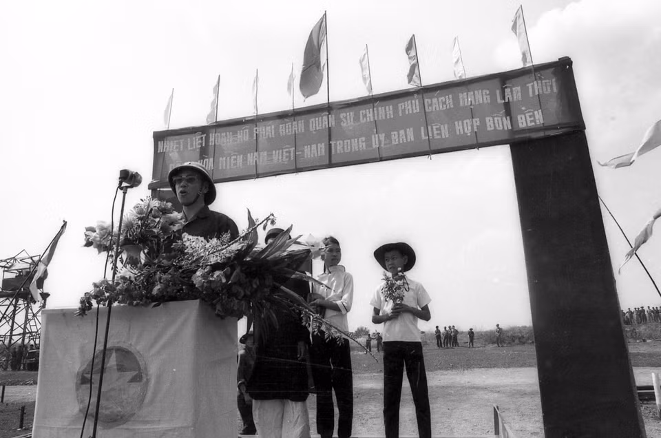 Đại diện đoàn đại biểu quân sự Chính phủ Cách mạng lâm thời Cộng hòa Miền Nam Việt Nam trong một buổi giám sát thực hiện Hiệp định Paris. (Nguồn: TTXVN)