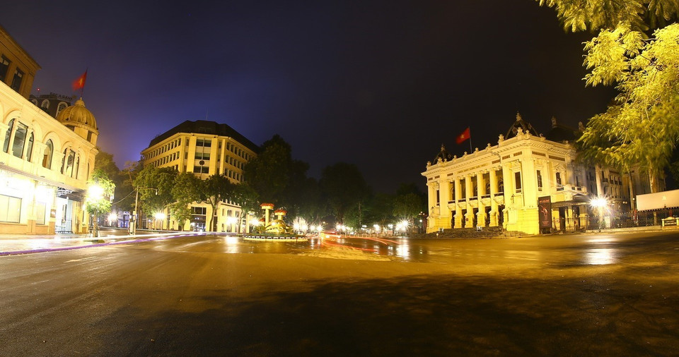 Quảng trường Cách mạng tháng Tám tĩnh lặng trong đêm. (Ảnh: Minh Quyết/TTXVN)