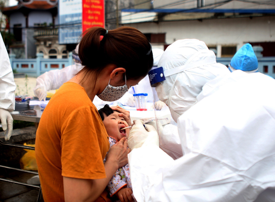 Người dân được xét nghiệm SARS-CoV-2 tại thôn Hạ Lôi. (Ảnh: Danh Lam/TTXVN)