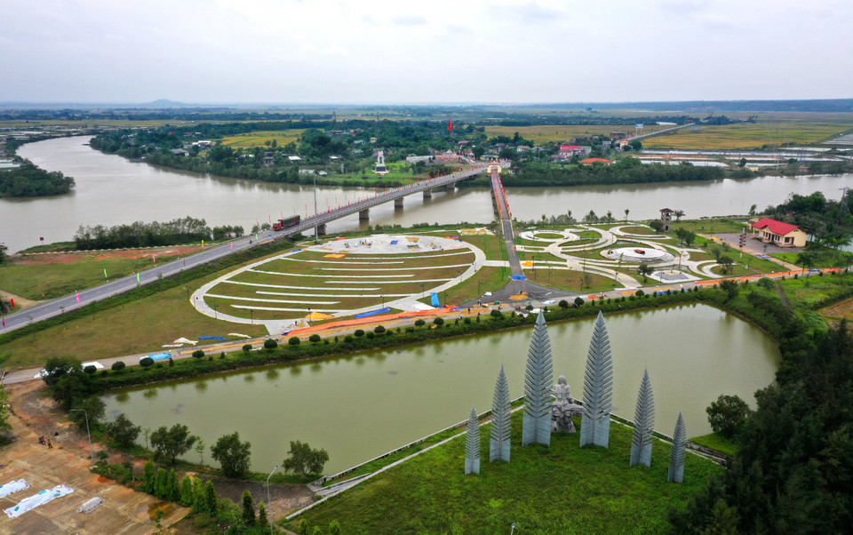 Cụm di tích đôi bờ Hiền Lương-Bến Hải đã được Bộ Văn hóa thể thao và du lịch xếp hạng quốc gia ngày 12/12/1986; Thủ tướng Chính phủ xếp hạng di tích quốc gia đặc biệt ngày 9/12/2013. (Ảnh: Hồ Cầu/TTXVN)