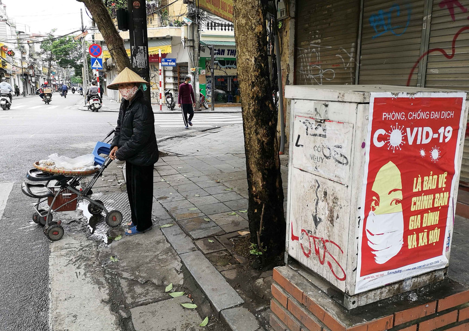 Với phương thức di chuyển thuận lợi, từ xe đẩy, xe đạp hay đôi quang gánh tới xe máy, người bán hàng rong dễ thâm nhập các ngõ, phố của Hà Nội để bán hàng. (Ảnh: Thanh Tùng/TTXVN)