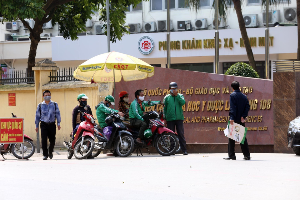 Cảnh tụ tập đông người không đúng giãn cách xã hội trước cổng Bệnh viện Trung ương Quân đội 108. (Ảnh: Anh Tuấn/TTXVN)