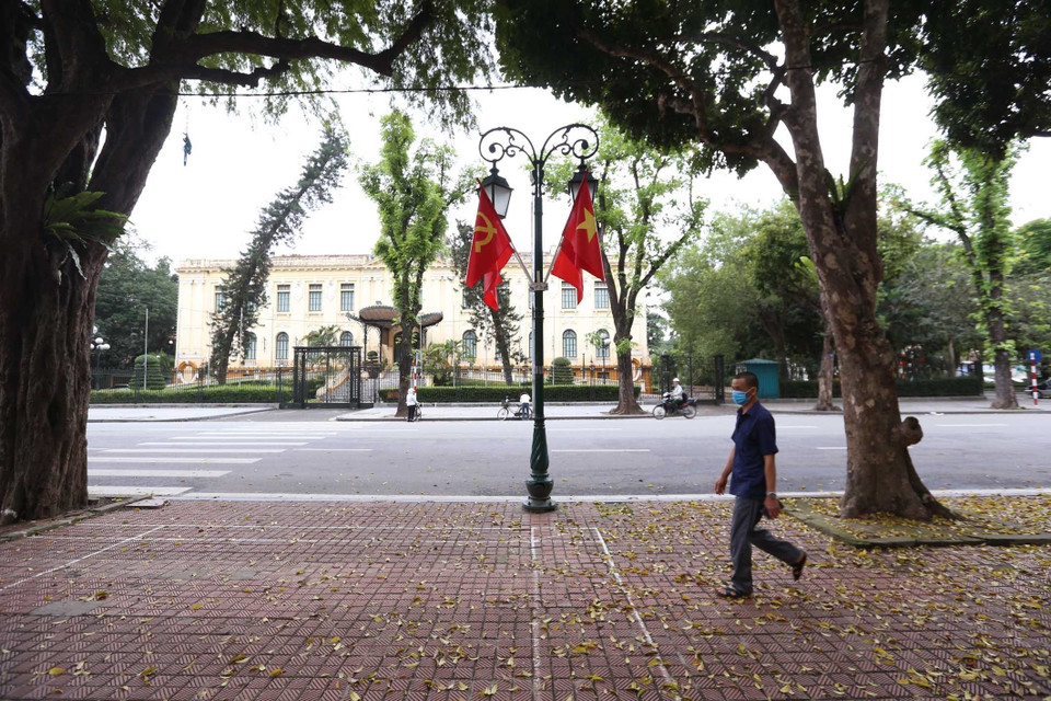 Cờ Tổ quốc, cờ Đảng được trang hoàng trên tuyến phố Ngô Quyền, quận Hoàn Kiếm, phía trước Nhà khách Chính phủ. (Ảnh: Anh Tuấn/TTXVN)