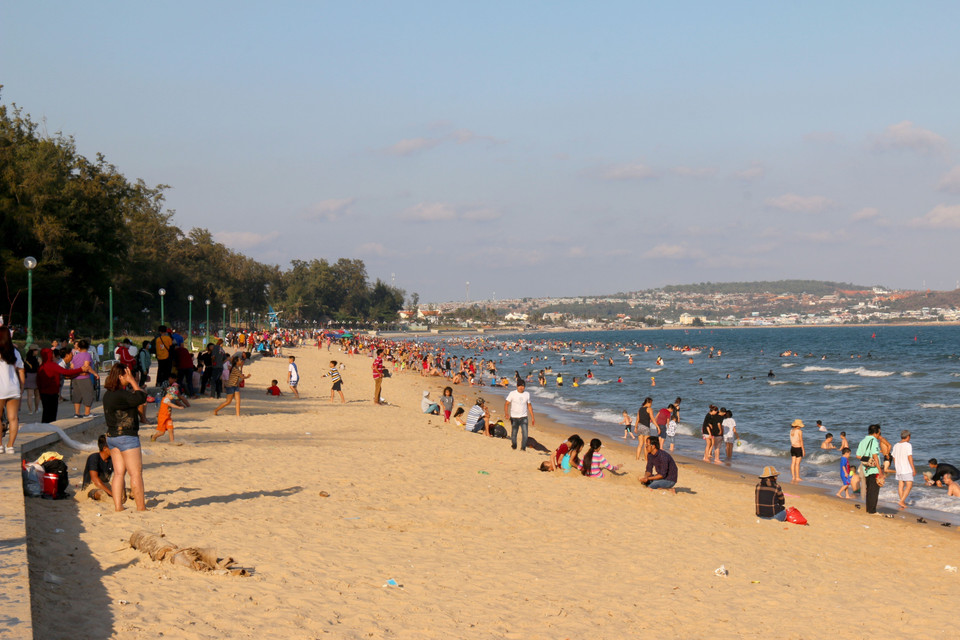 Biển Đồi Dương-Phan Thiết luôn đông nghịt du khách. (Ảnh: Nguyễn Thanh/TTXVN)