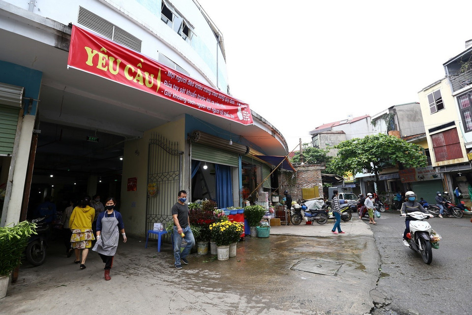 Băngrôn, khẩu hiệu tuyên truyền về công tác phòng chống dịch bệnh COVID-19. (Ảnh: Minh Quyết/TTXVN)