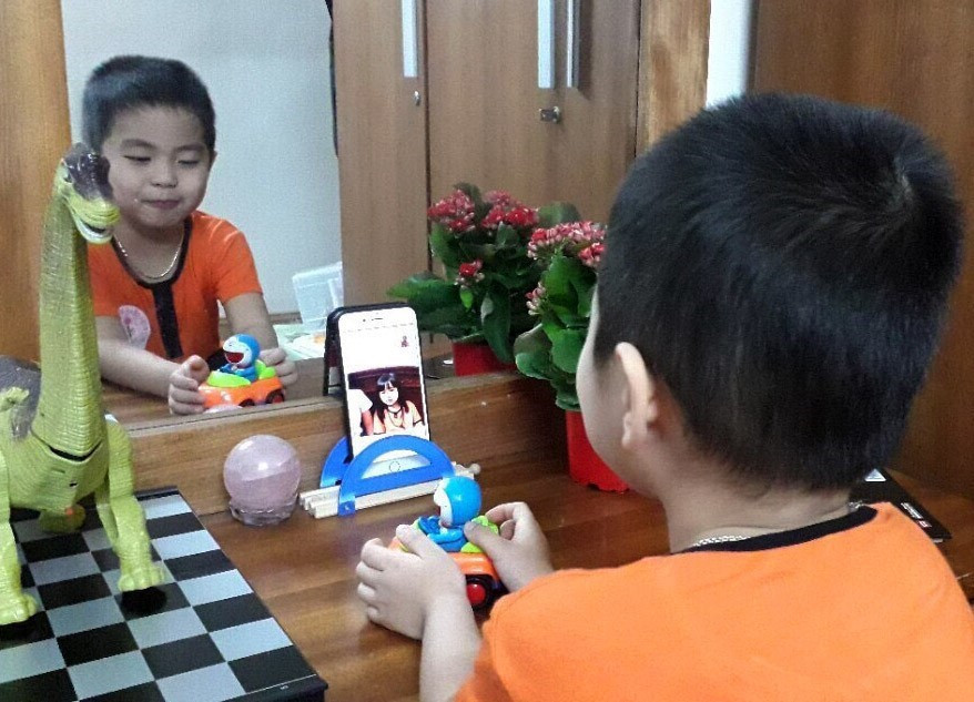 Trong khoảng 20 phút online, trẻ được gặp gỡ, trò chuyện với cô giáo và các bạn trong lớp, khiến trẻ hào hứng, tích cực tham gia các hoạt động cô hướng dẫn. (Nguồn: TTXVN)