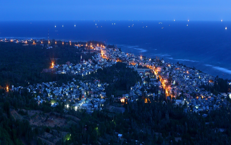 Giai đoạn 2016-2020, Công ty Điện lực Bình Thuận hoàn thành 3 dự án với tổng kinh phí 271 tỷ đồng, trong đó có dự án quan trọng: 'Mở rộng nguồn Diesel Phú Quý' với công suất tăng thêm 5MW, nâng cao độ tin cậy cung cấp điện phát triển kinh tế, xã hội trên địa bàn huyện đảo. (Ảnh: Ngọc Hà/TTXVN)