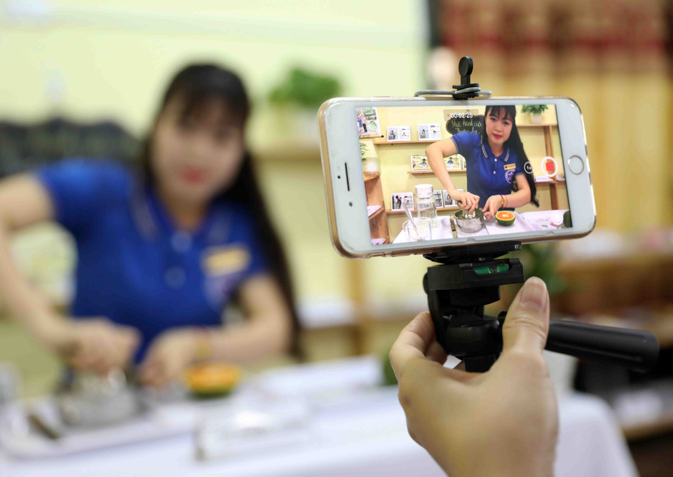 Các bài giảng được các cô ghi lại để gửi đến cho học sinh. (Ảnh: Thanh Tùng/TTXVN)