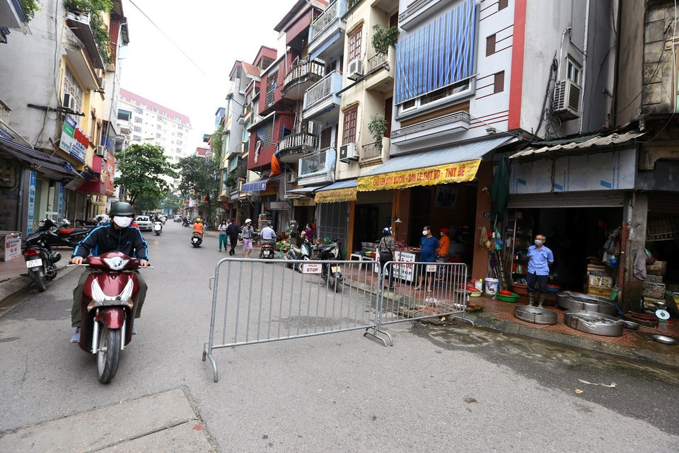 Lập hàng rào trước cổng vào chợ Gia Lâm (Long Biên). (Ảnh: Minh Quyết/TTXVN)