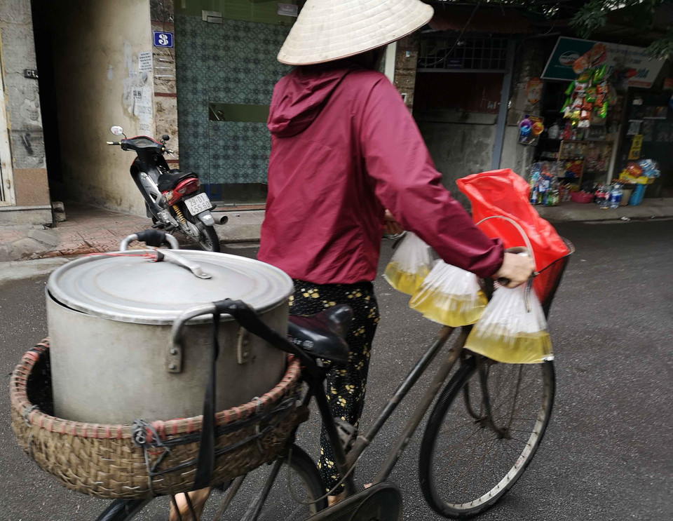 Người bán hàng rong vẫn đi tới nhiều ngõ, phố của Hà Nội để bán hàng tiềm ẩn nguy cơ lây lan dịch bệnh. (Ảnh: Thanh Tùng/TTXVN)