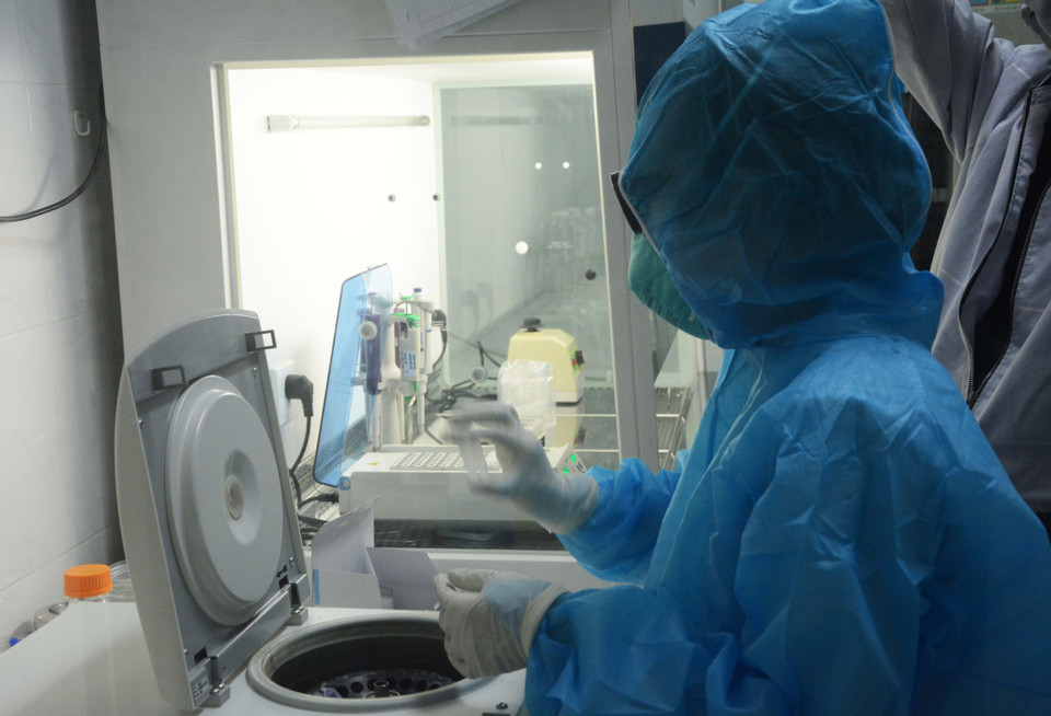 Y, bác sỹ cần mẫn làm việc trong phòng xét nghiệm. (Ảnh: Văn Dũng/TTXVN)