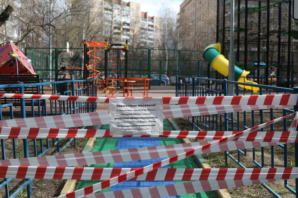 Tất cả các sân chơi trẻ em trong khu dân cư từ lâu đã ngừng hoạt động, dù thời tiết đẹp. (Ảnh: Duy Trinh/Vietnam+)