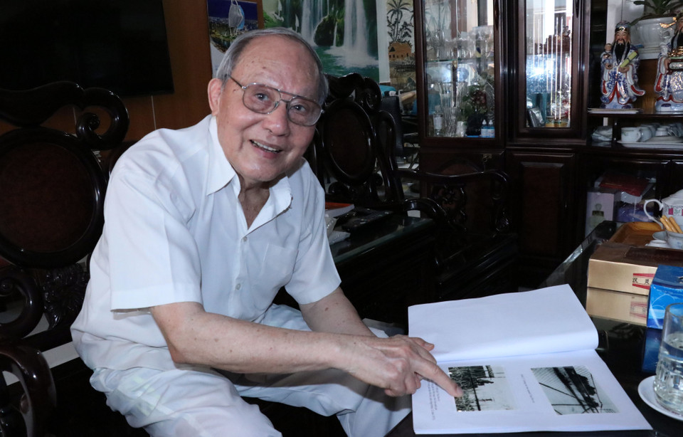 Đại tá Nguyễn Bạch Vân, nguyên sỹ quan tùy tùng của Tướng Trần Văn Trà (Trường đoàn đại biểu Chính phủ lâm thời Miền Nam Việt Nam tại trại Davis), giới thiệu tài liệu thu thập được về quá trình xây dựng trại Davis. (Ảnh: Xuân Khu/TTXVN)