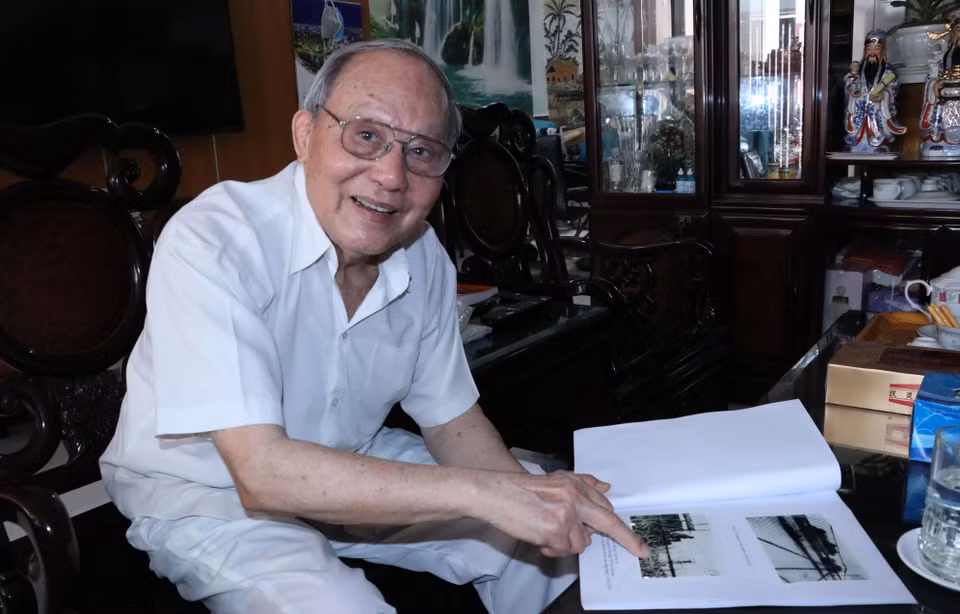 Đại tá Nguyễn Bạch Vân, nguyên sỹ quan tùy tùng của Tướng Trần Văn Trà (Trường đoàn đại biểu Chính phủ lâm thời Miền Nam Việt Nam tại trại Davis), giới thiệu tài liệu thu thập được về quá trình xây dựng trại Davis. (Ảnh: Xuân Khu/TTXVN)