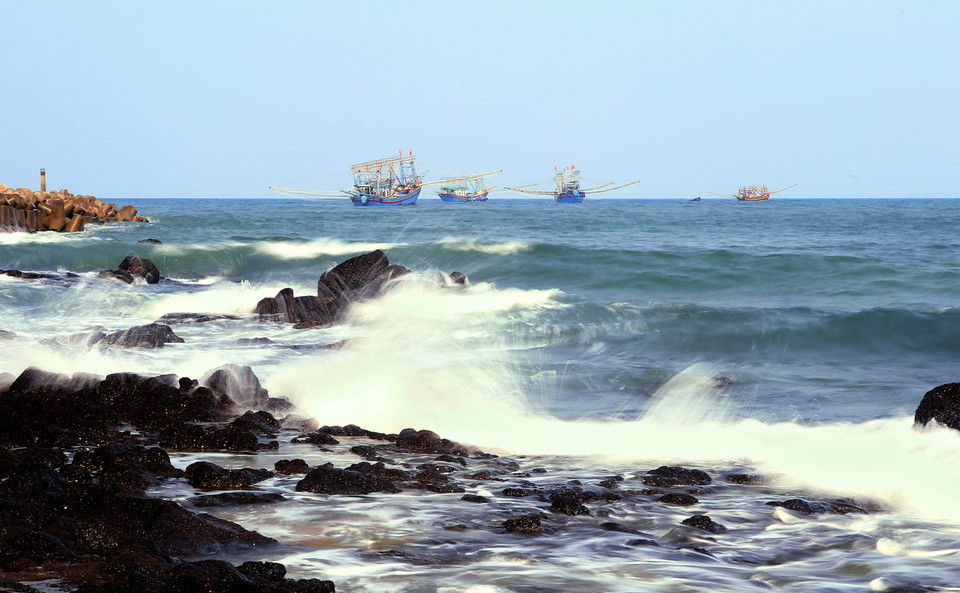 Những bãi đá lấn dài ra biển ở hai bên bãi tắm Cửa Tùng. (Ảnh: Hồ Cầu/TTXVN)