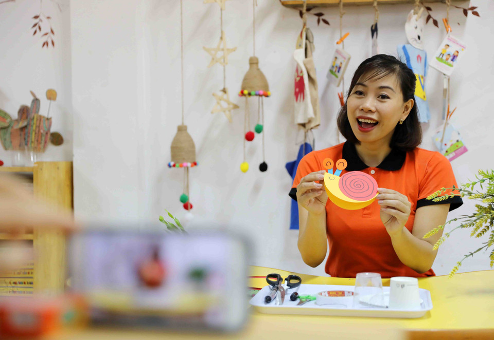Bên cạnh các video bài giảng gửi cho phụ huynh học sinh, nhiều trường mầm non còn tổ chức cho giáo viên thực hiện các hoạt động giao lưu trực tuyến với trẻ mẫu giáo lớn 1 - 2 lần/tuần. (Ảnh: Thanh Tùng/TTXVN)