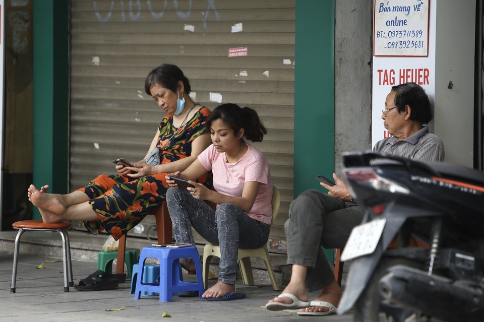 Người dân chủ quan không đeo khẩu trang, tập trung đông người tại phố Bà Triệu (ảnh chụp trưa 21/4/2020). (Ảnh: Minh Quyết/TTXVN)