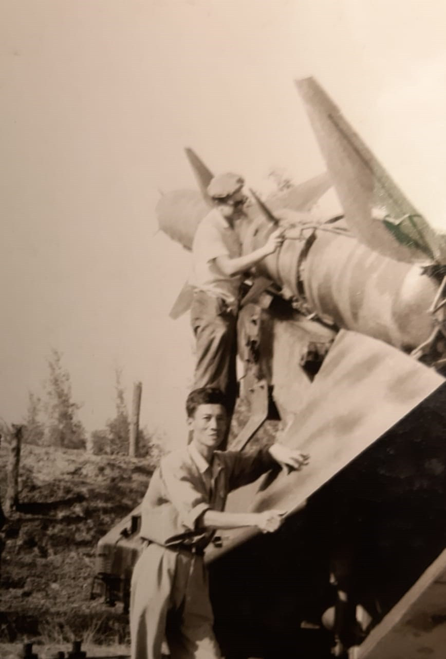 Đại tá Anatoly Nazarov, Phó chủ tịch Chi hội St. Petersburg của Hội liên khu vực cựu chiến binh chiến tranh Việt Nam (MOOVVV) Liên bang Nga, đứng trên bệ phóng tên lửa. (Nguồn: TTXVN)