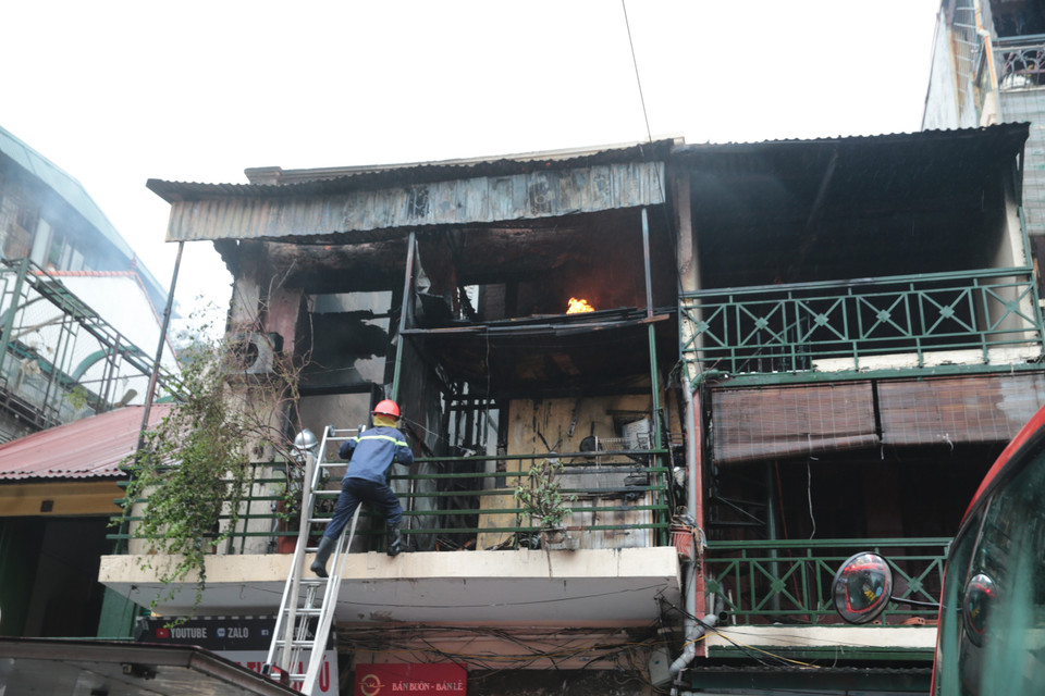 Cảnh sát phòng cháy chữa cháy tiếp cận hiện trường. (Ảnh: Đức Thanh/TTXVN)