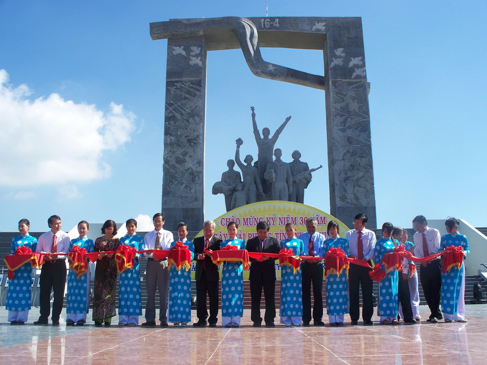 Lễ cắt băng khánh thành tượng đài chiến thắng 16/4 tại thành phố Phan Rang-Tháp Chàm, tỉnh Ninh Thuận. (Ảnh: Công Thử/TTXVN)