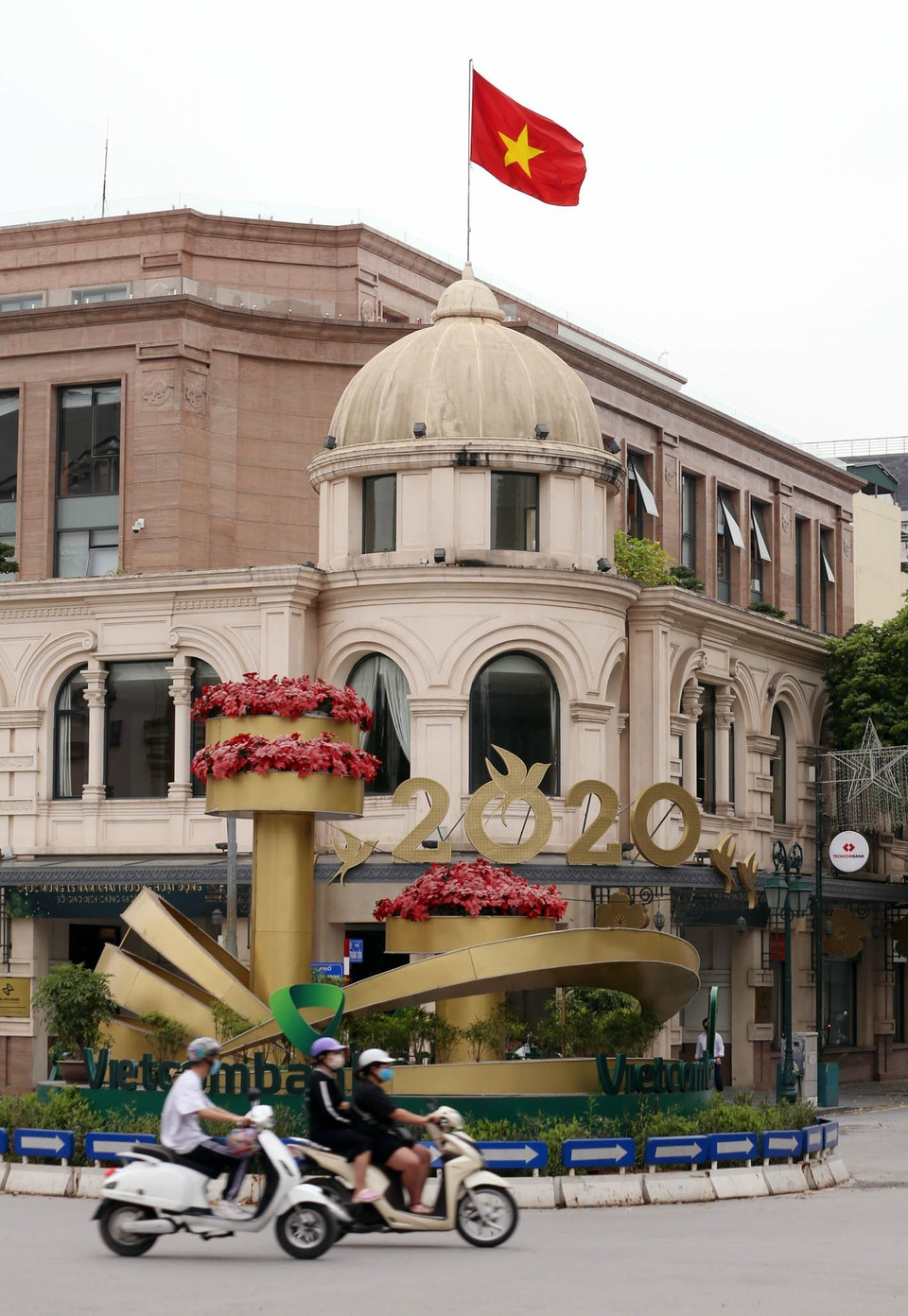 Quốc kỳ tung bay trên nóc Sở Giao dịch Chứng khoán Hà Nội, quận Hoàn Kiếm. (Ảnh: Anh Tuấn/TTXVN)