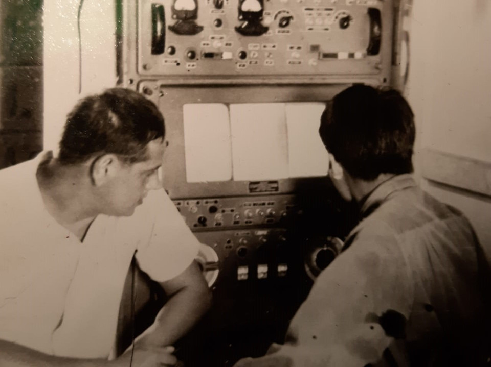 Đại tá Anatoly Nazarov, Phó Chủ tịch Chi hội St. Petersburg của Hội liên khu vực cựu chiến binh chiến tranh Việt Nam (MOOVVV) Liên bang Nga, trong buồng điều khiển tên lửa. (Nguồn: TTXVN)