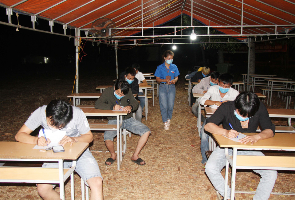 Thanh niên tình nguyện hướng dẫn người dân kê khai y tế tại chốt kiểm dịch trên đường Hồ Chí Minh, xã Hòa Phú, thành phố Buôn Ma Thuột, tỉnh Đắk Lắk. (Ảnh: Tuấn Anh/TTXVN)