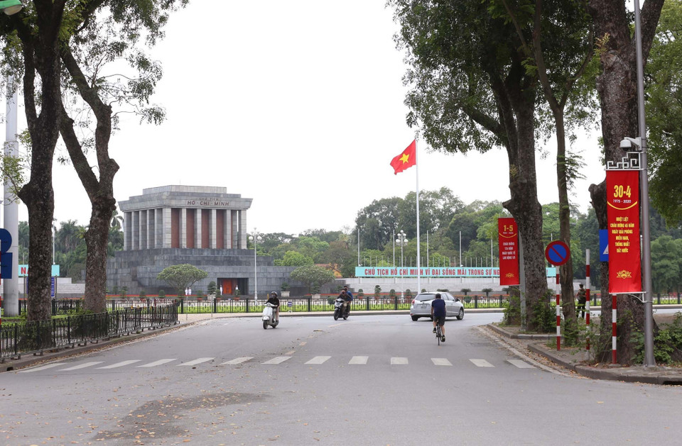 Băngrôn chào mừng trên đường Điện Biên Phủ, phía trước Lăng Chủ tịch Hồ Chí Minh. (Ảnh: Anh Tuấn/TTXVN)