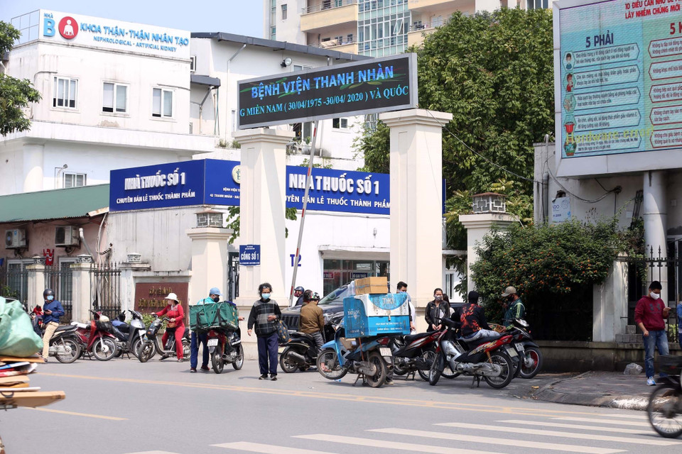 Cảnh tụ tập đông người không đúng giãn cách xã hội trước cổng Bệnh viện Thanh Nhàn. (Ảnh: Anh Tuấn/TTXVN)