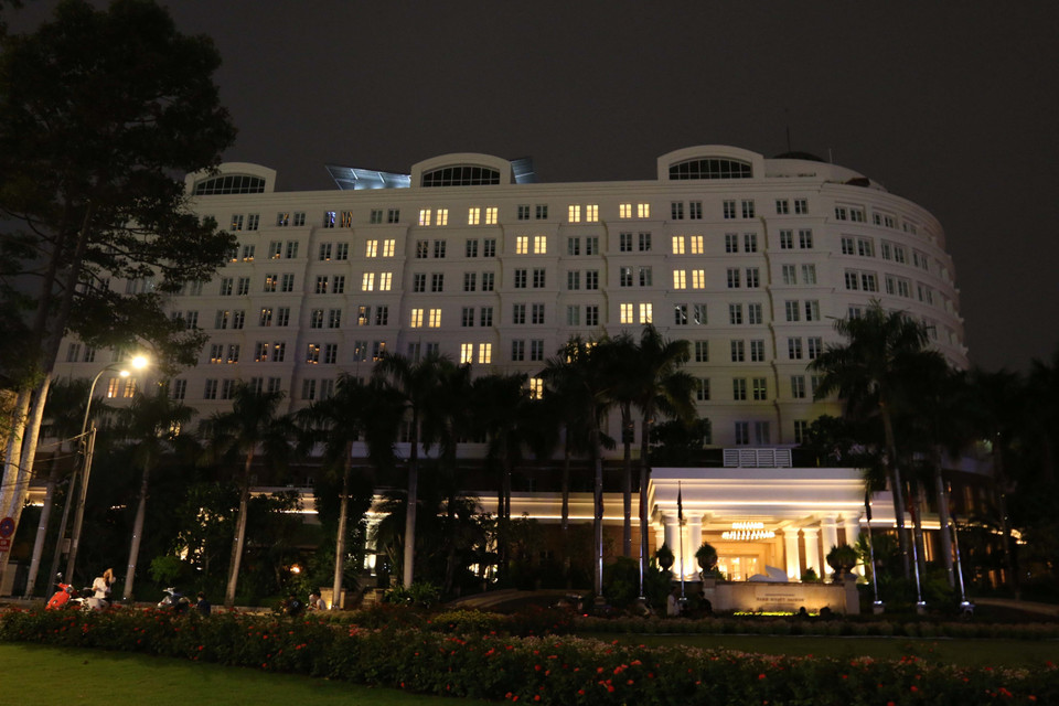 Khách sạn Park Hyatt Saigon, Công trường Lam Sơn,quận 1 với thông điệp Trái tim - trao tặng tình cảm thân thương cho những người nơi tuyến đầu chống dịch. (Ảnh: Thanh Vũ/TTXVN)